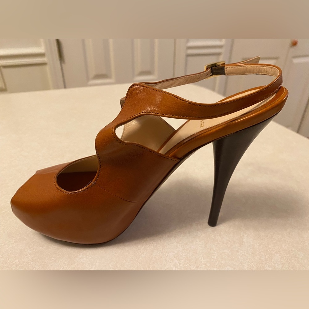 Beautiful FENDI Caramel Patent Leather Peep Toe Heels - Size 38 / US 8
